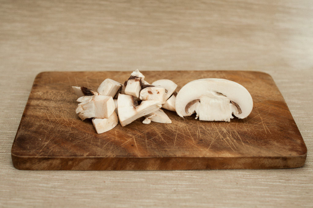 Penne al forno con funghi e crema di piselli - tagliare i funghi