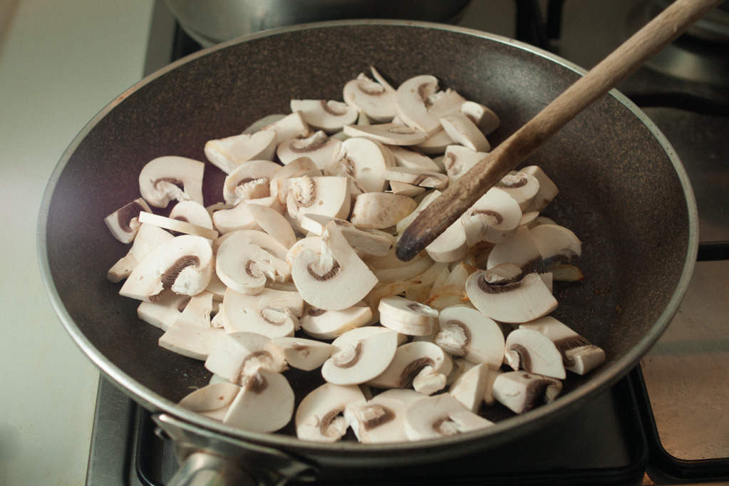 Penne al forno con funghi e crema di piselli - cuocere i funghi