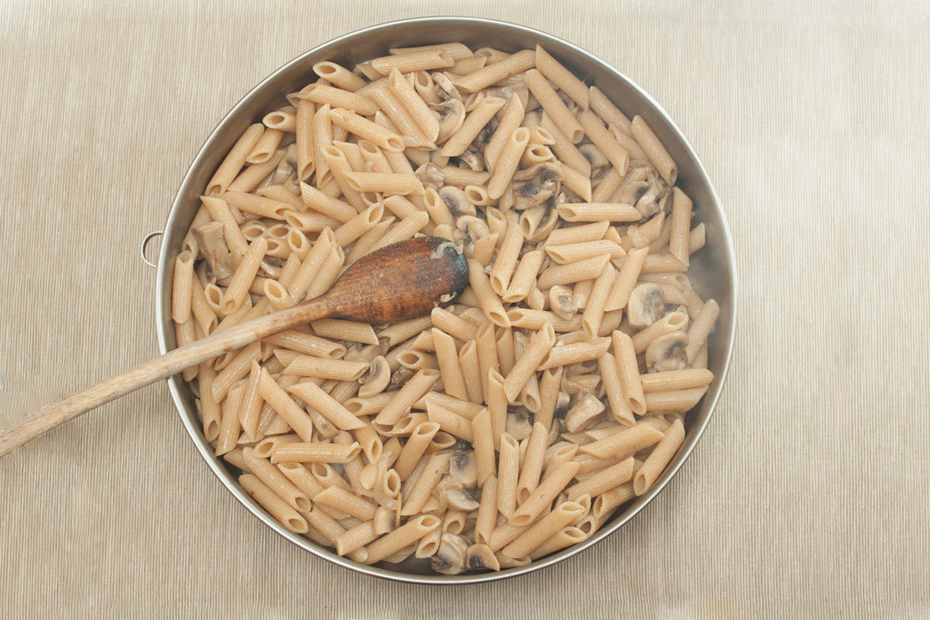 Penne al forno con funghi e crema di piselli - versare la pasta nella teglia