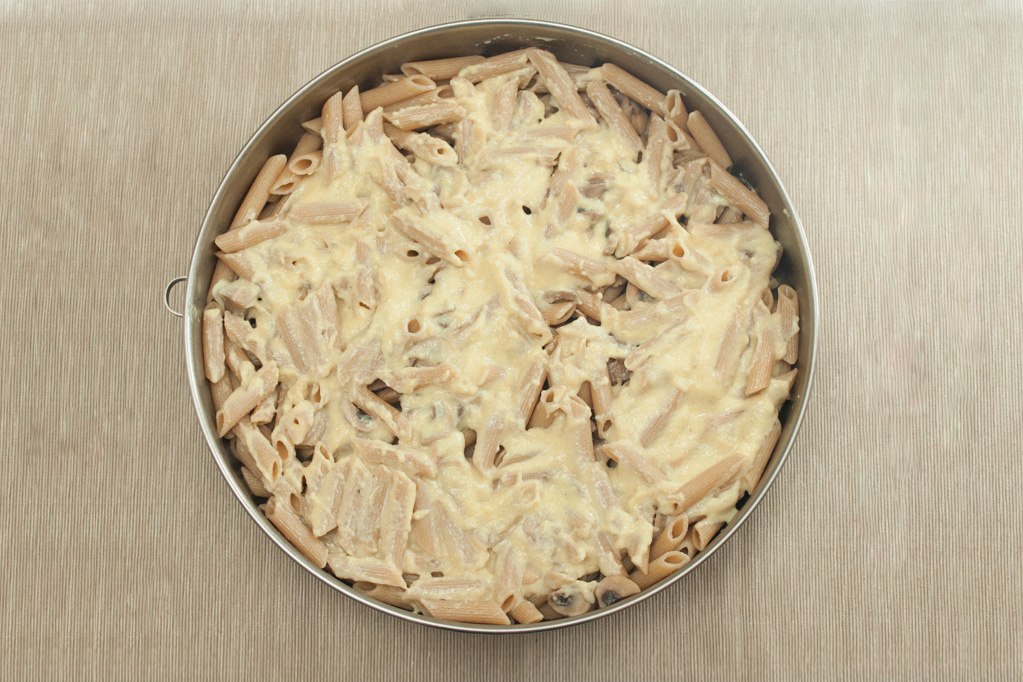 Penne al forno con funghi e crema di piselli - aggiungere la besciamella