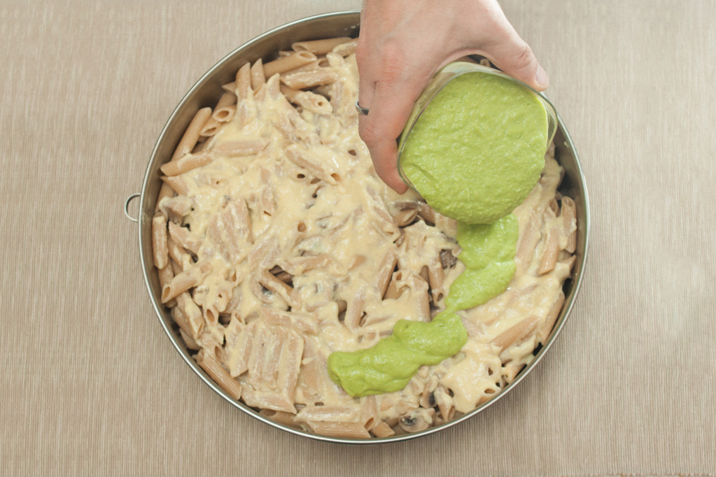 penne al forno con funghi e crema di piselli - versare la crema di piselli