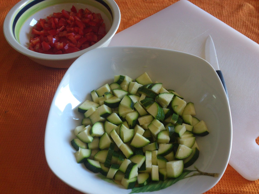 riso saltato con verdure - taglio zucchine e peperoni