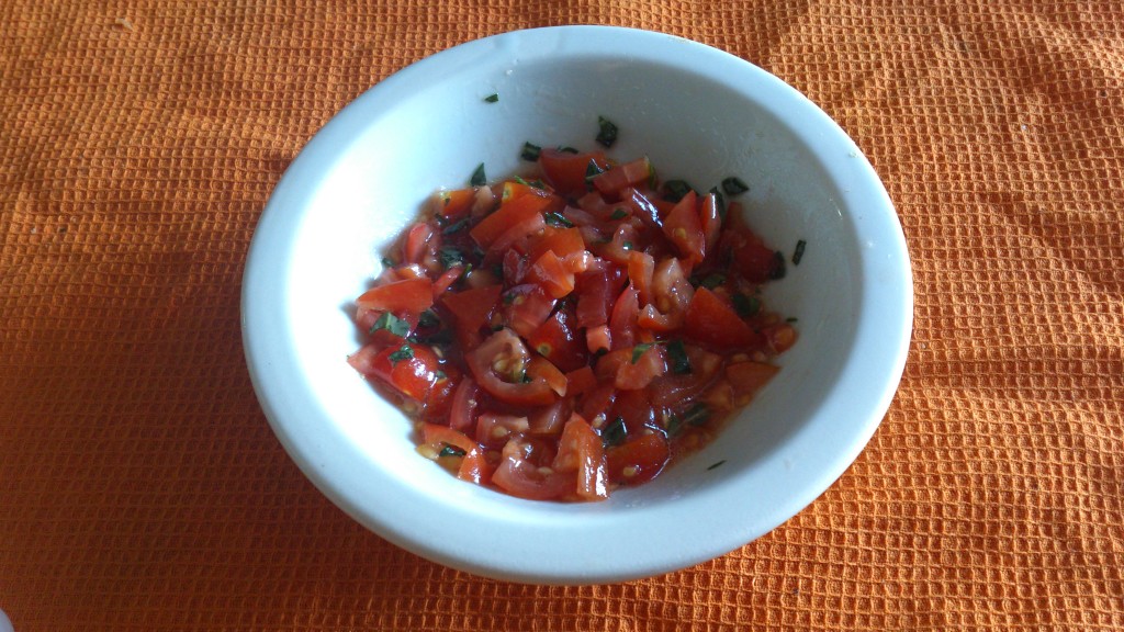 bruschette tricolore - taglio i pomodori