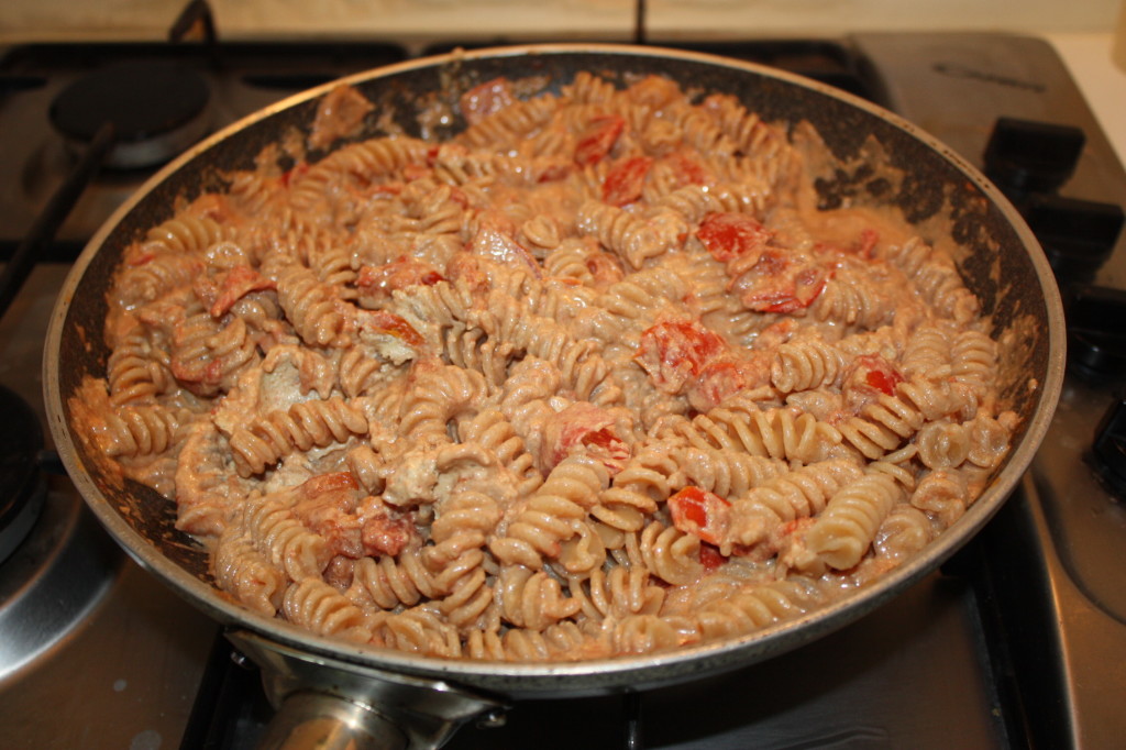 fusilli con pomodori e crema di noci - unisco la pasta con il sugo