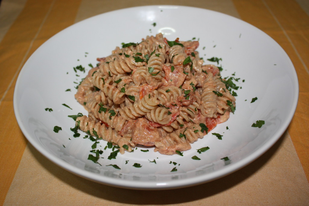 fusilli con pomodori e crema di noci - piatto finito