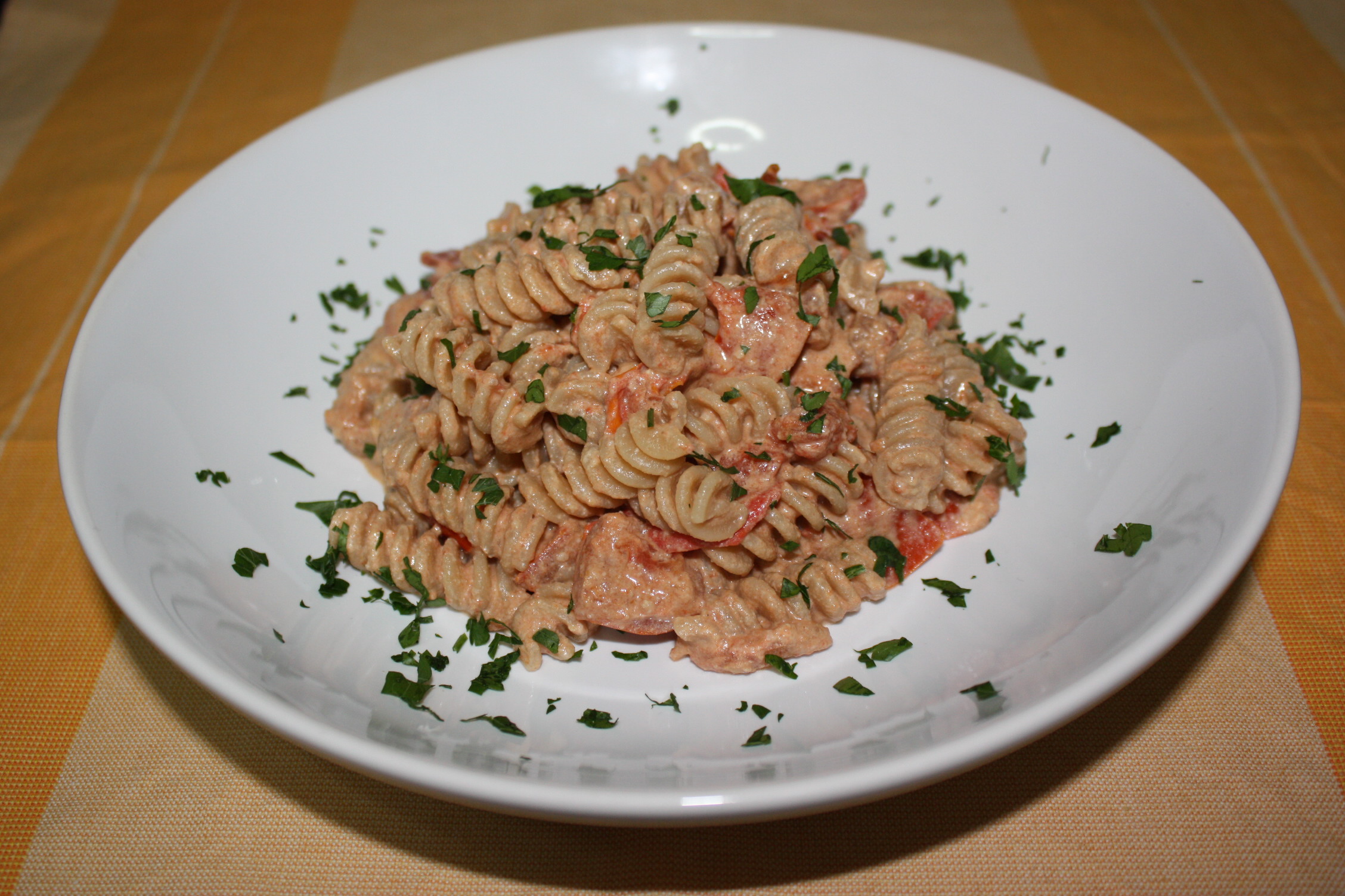Fusilli Con Pomodori E Crema Di Noci – Piatto Finito