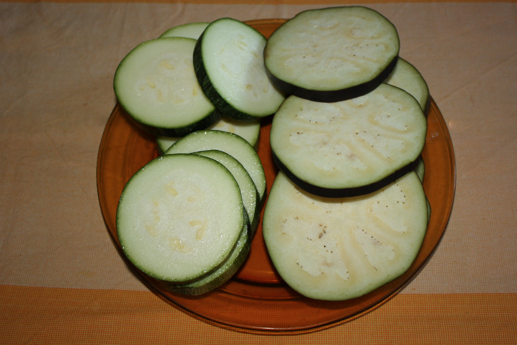 torre di zucchine e melanzane - tagliare le verdure