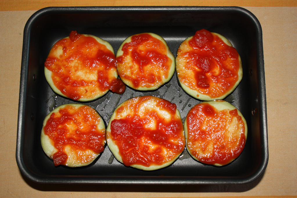 torre di zucchine e melanzane - versare la salsa di pomodoro