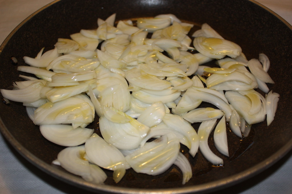 Funghi saltati su letto di cipolla dorata - tagliare le cipolle