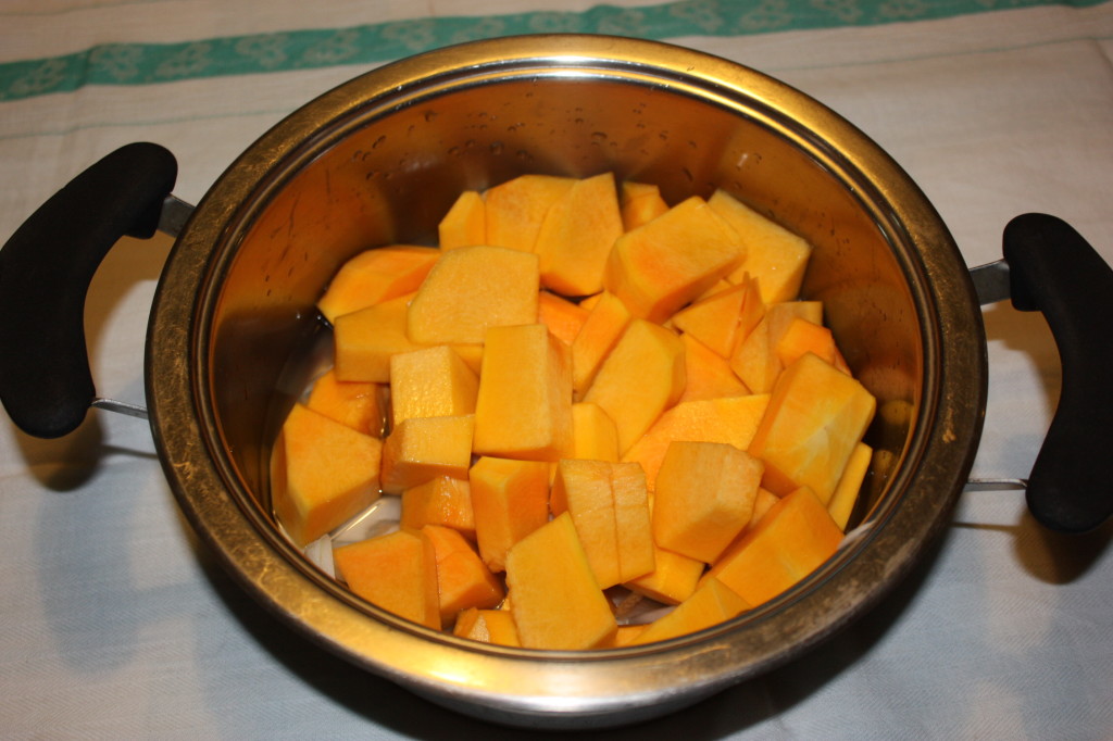 vellutata di zucca e piselli - taglio la zucca
