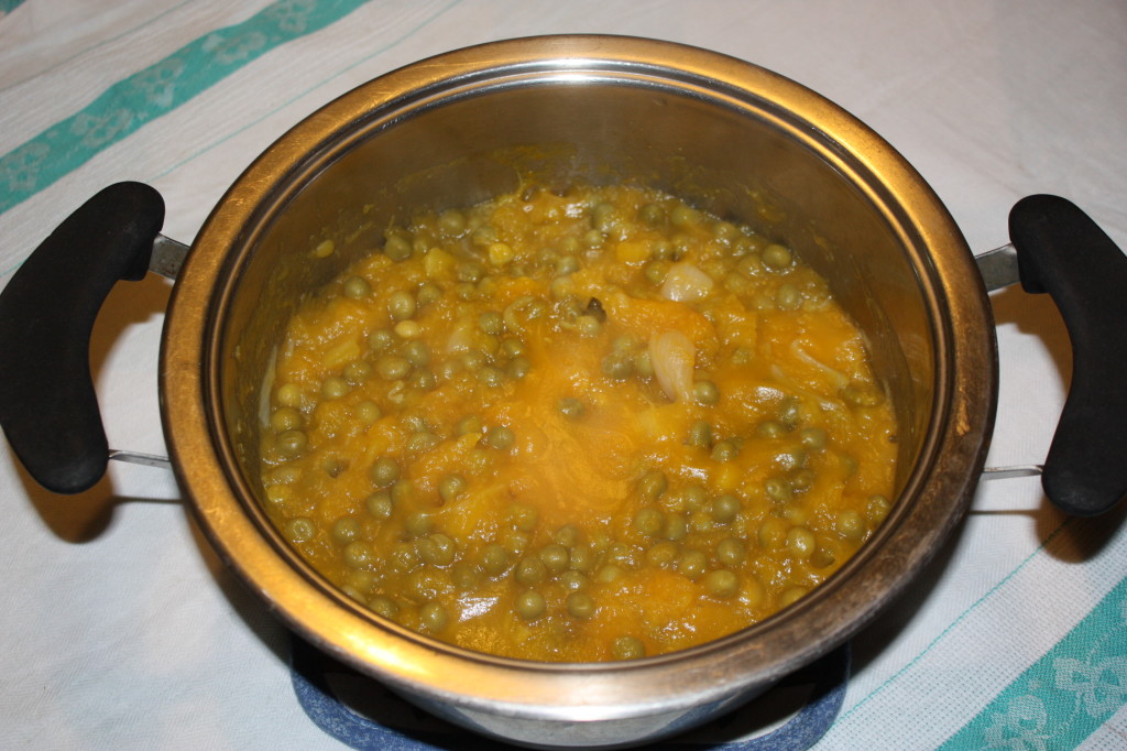 vellutata di zucca e piselli - frullare il tutto