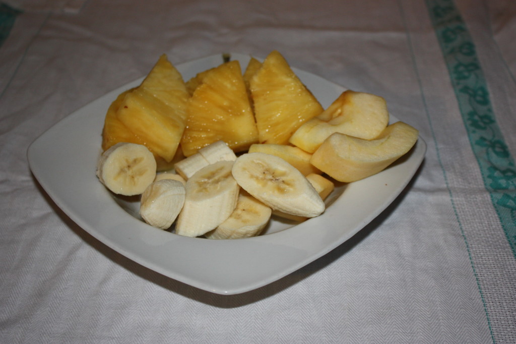 spiedini di frutta su letto di crema - tagliare la frutta