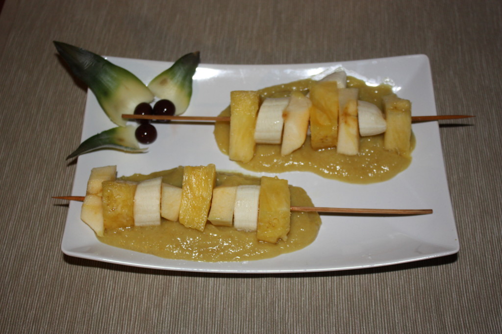 spiedini di frutta su letto di crema - piatto pronto