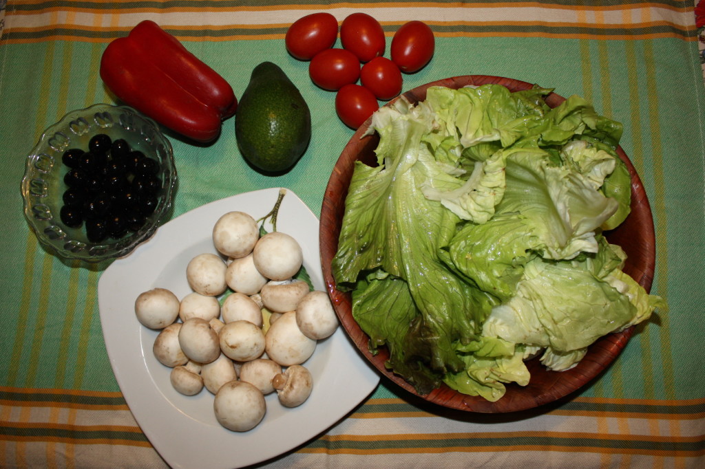 Insalata mista con avocado - lavare ingredienti