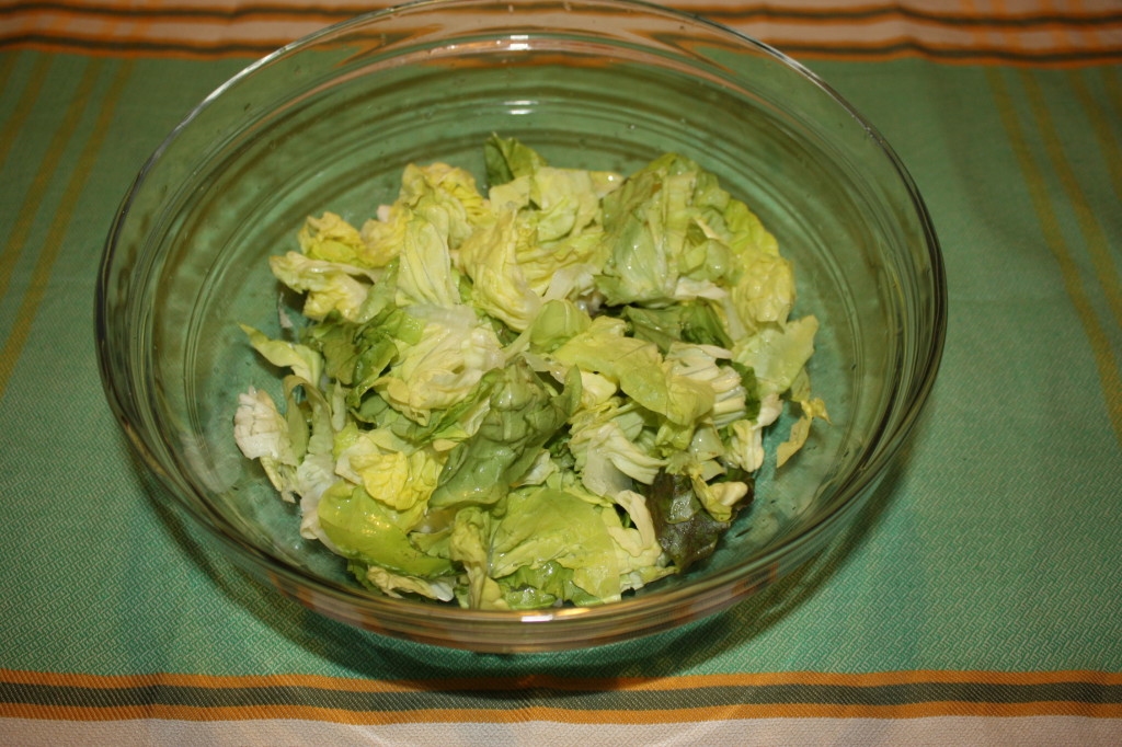 Insalata mista con avocado - dispongo l'insalata