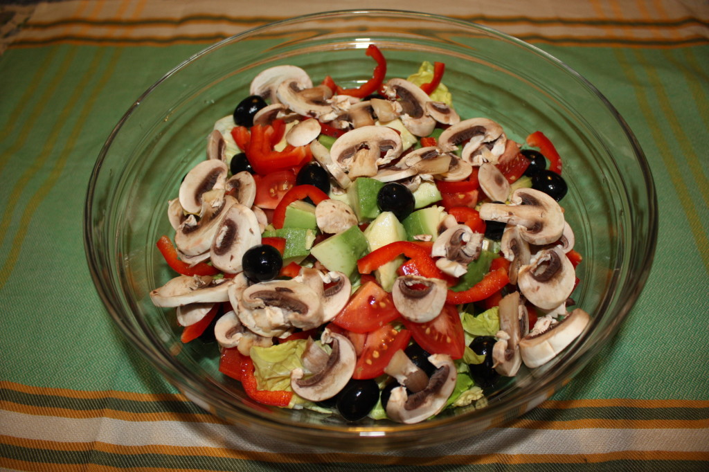 Insalata mista con avocado - unisco tutti gli ingredienti
