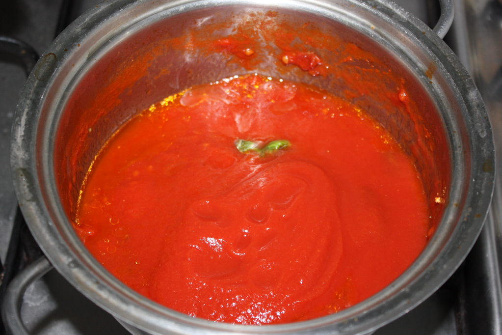 cous cous con fagiolini - cuocere la salsa di pomodoro
