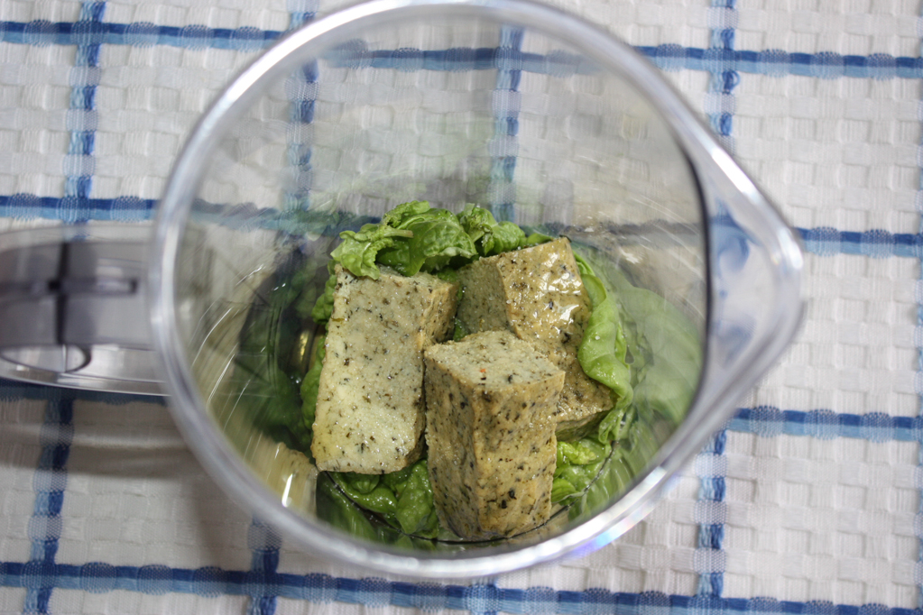 insalata di pasta al pesto di tofu - frullare il tofu