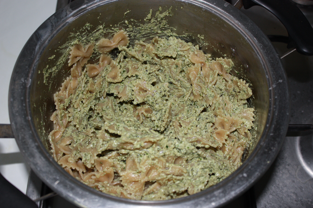 insalata di pasta al pesto di tofu - unire il pesto alla pasta