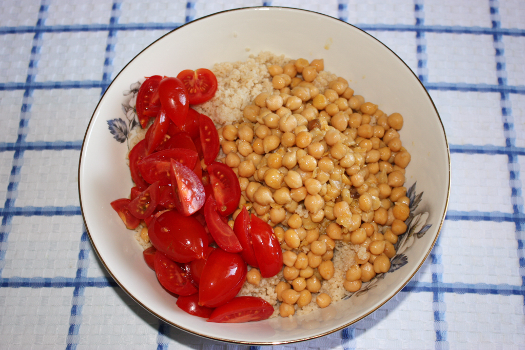 cous cous ai ceci - unire tutti gli ingredienti