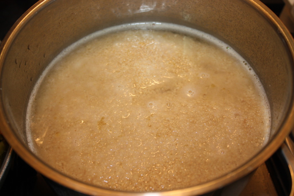 come cucinare il cous cous - verso nell'acqua