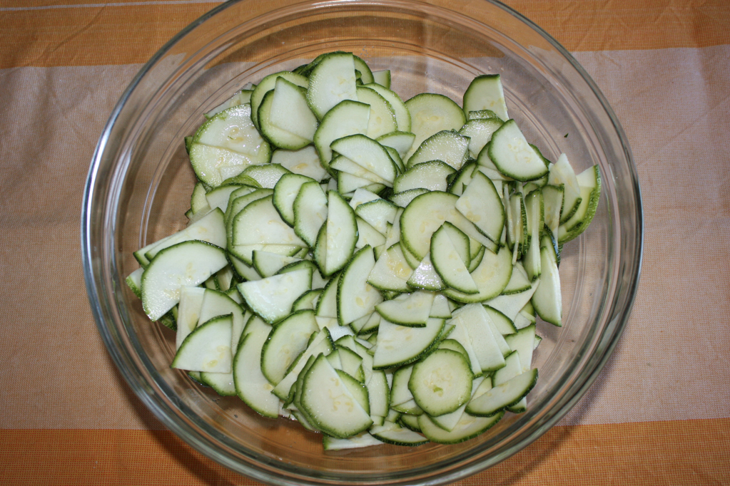 quiche di zucchine e peperoni - tagliare le zucchine
