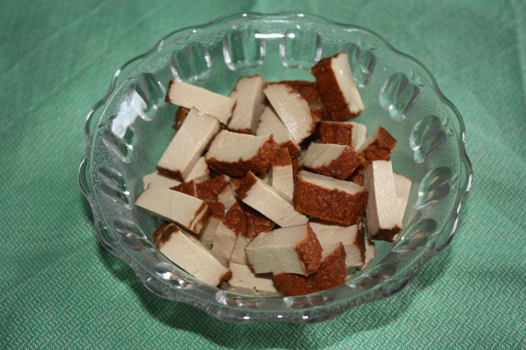 carbonara vegan - taglio a pezzi il tofu