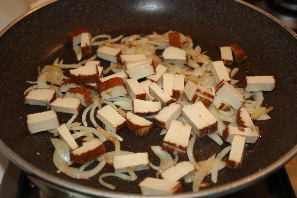 carbonara vegan - saltare il tofu