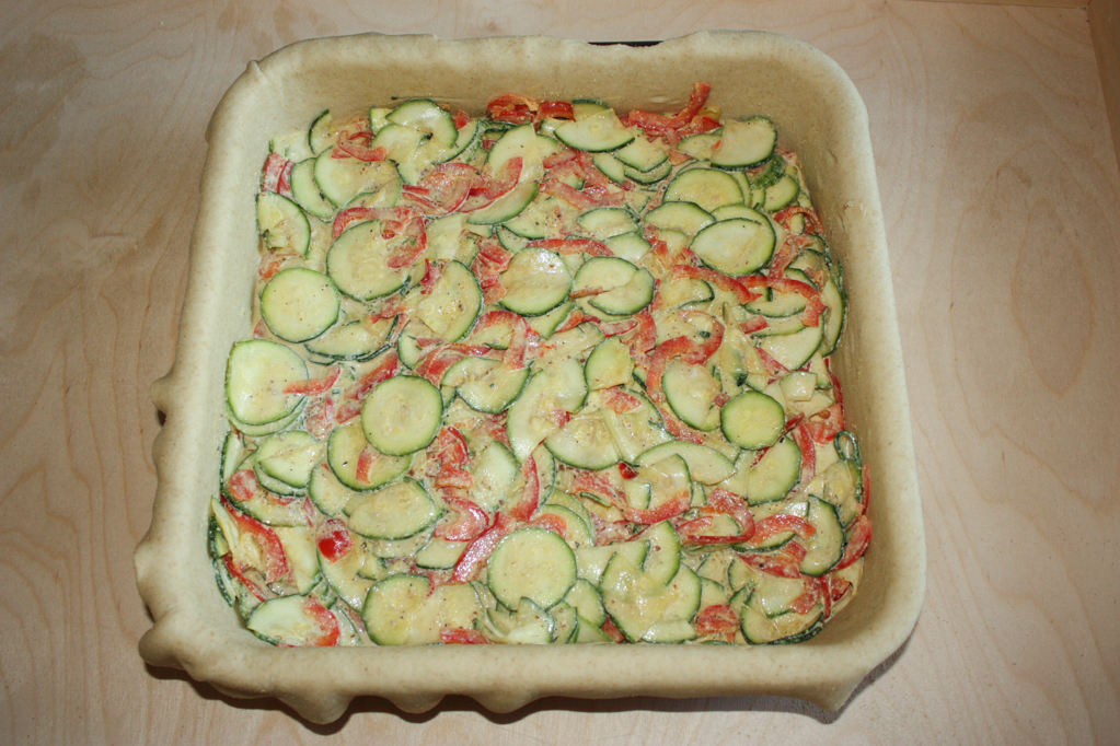 quiche di zucchine e peperoni - versare le verdure