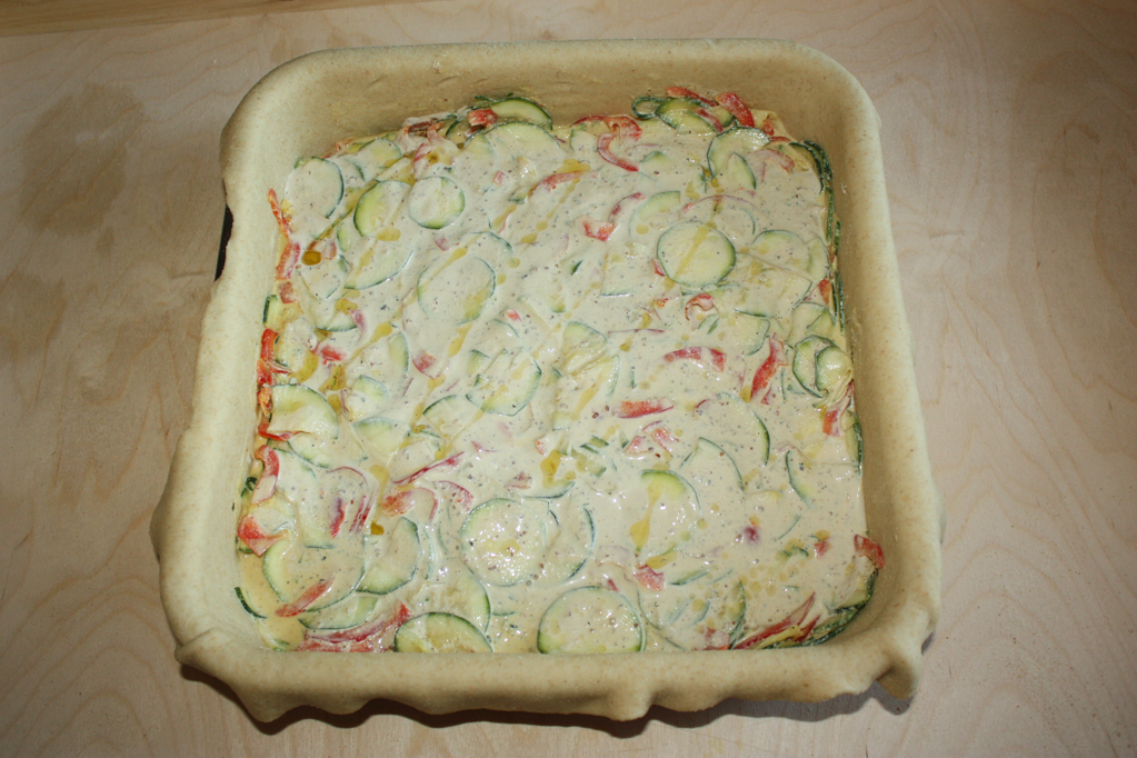 quiche di zucchine e peperoni - coprire con la crema