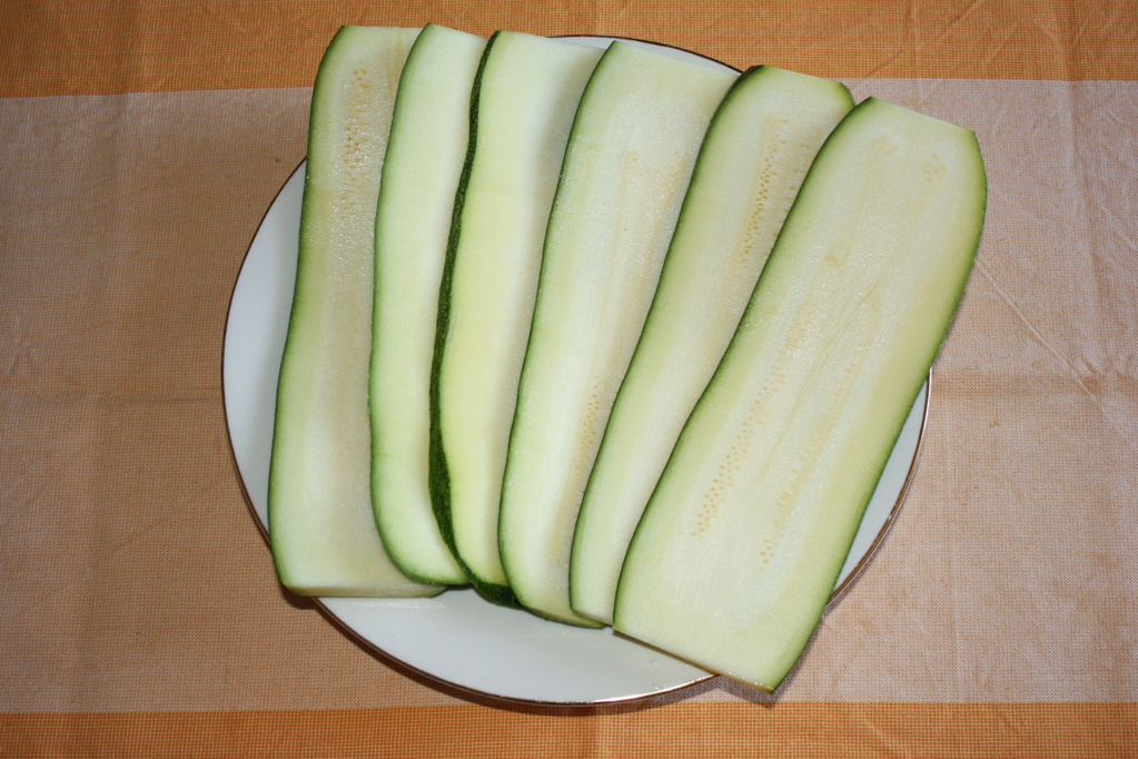 parmigiana di zucchine - affettare le zucchine
