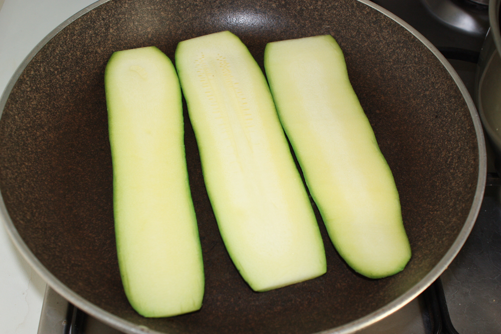 parmigiana di zucchine - grigliare le zucchine