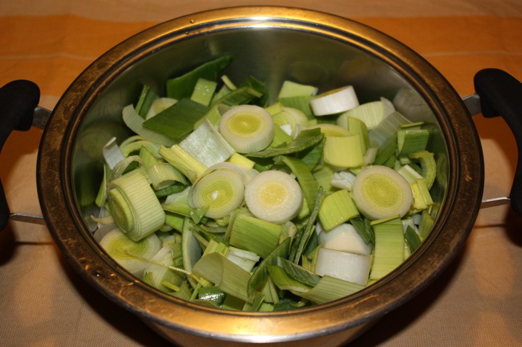 vellutata di porri e carote - tagliare i porri