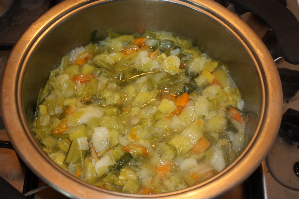 vellutata di porri e carote - frullare le verdure
