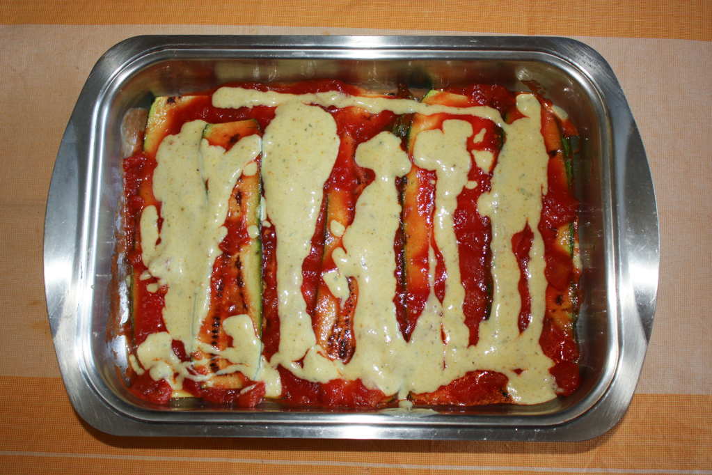 parmigiana di zucchine - strato di salsa e besciamella