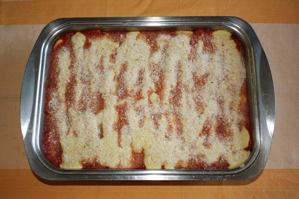 parmigiana di zucchine - completare gli strati di parmigiana