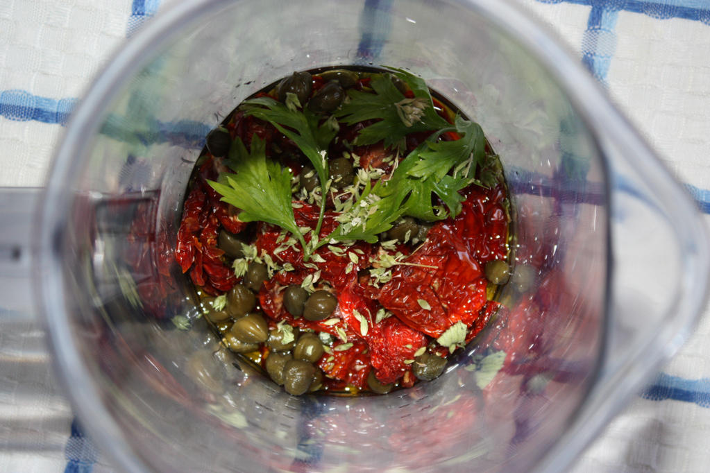 spaghetti alle zucchine e pesto di pomodori secchi - preparare il pesto di pomodori secchi