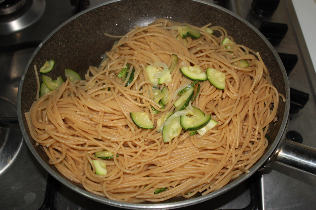 spaghetti alle zucchine e pesto di pomodori secchi - aggiungere la pasta alle zucchine