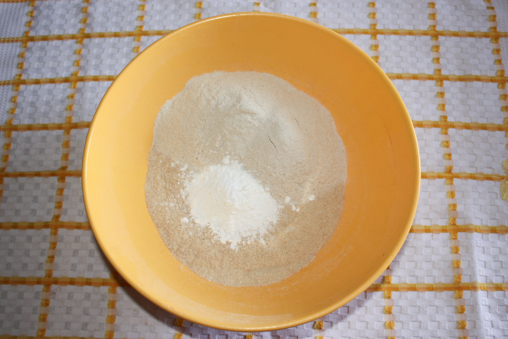 torta alle pesche - unire ingredienti secchi