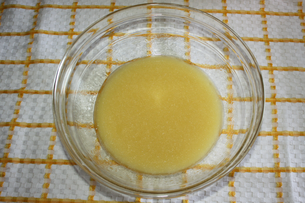torta alle pesche - unire ingredienti liquidi