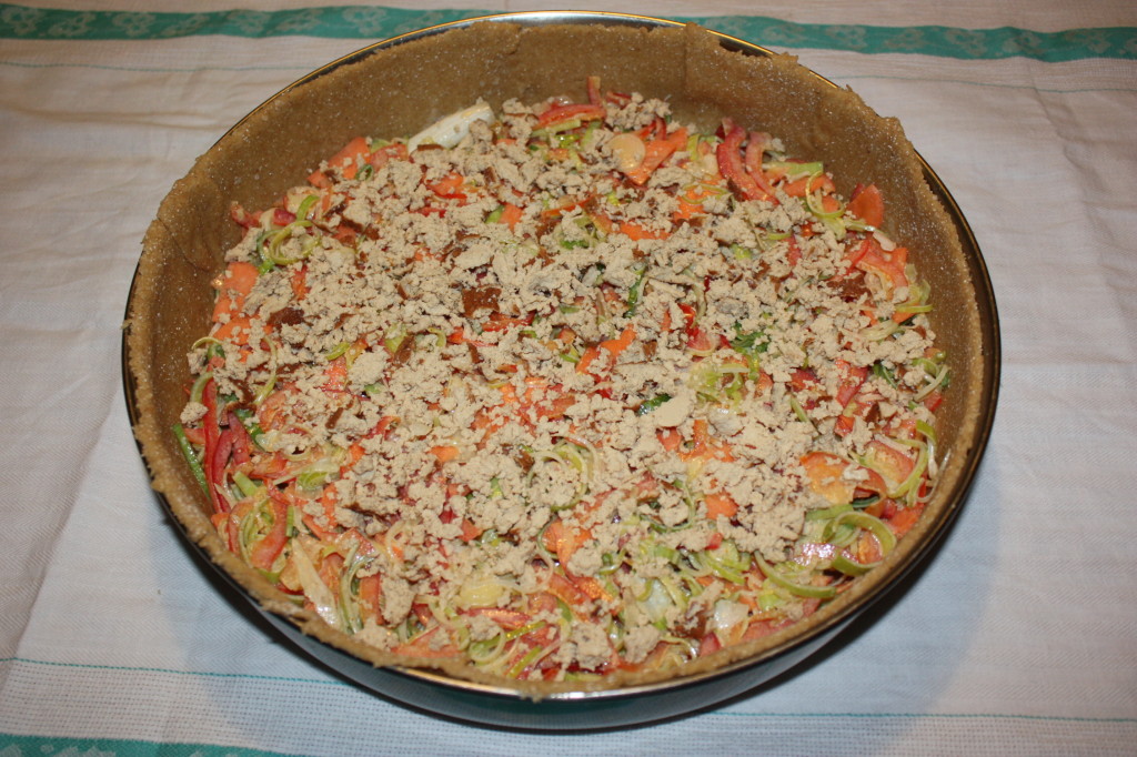 torta salata con tofu e verdure - versare il tofu nel ripieno