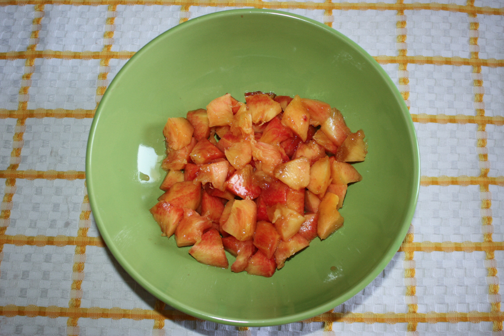 torta alle pesche - tagliare le pesche