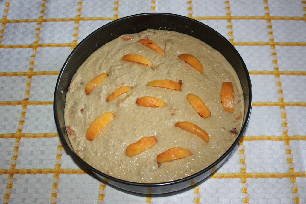 torta alle pesche - versare in una tortiera