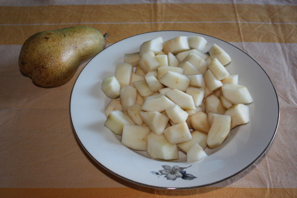 torta yogurt e pere - tagliare le pere