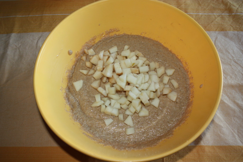 torta yogurt e pere - aggiungo la pera