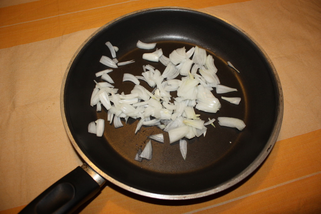 tofu strapazzato al curry - saltare le cipolle