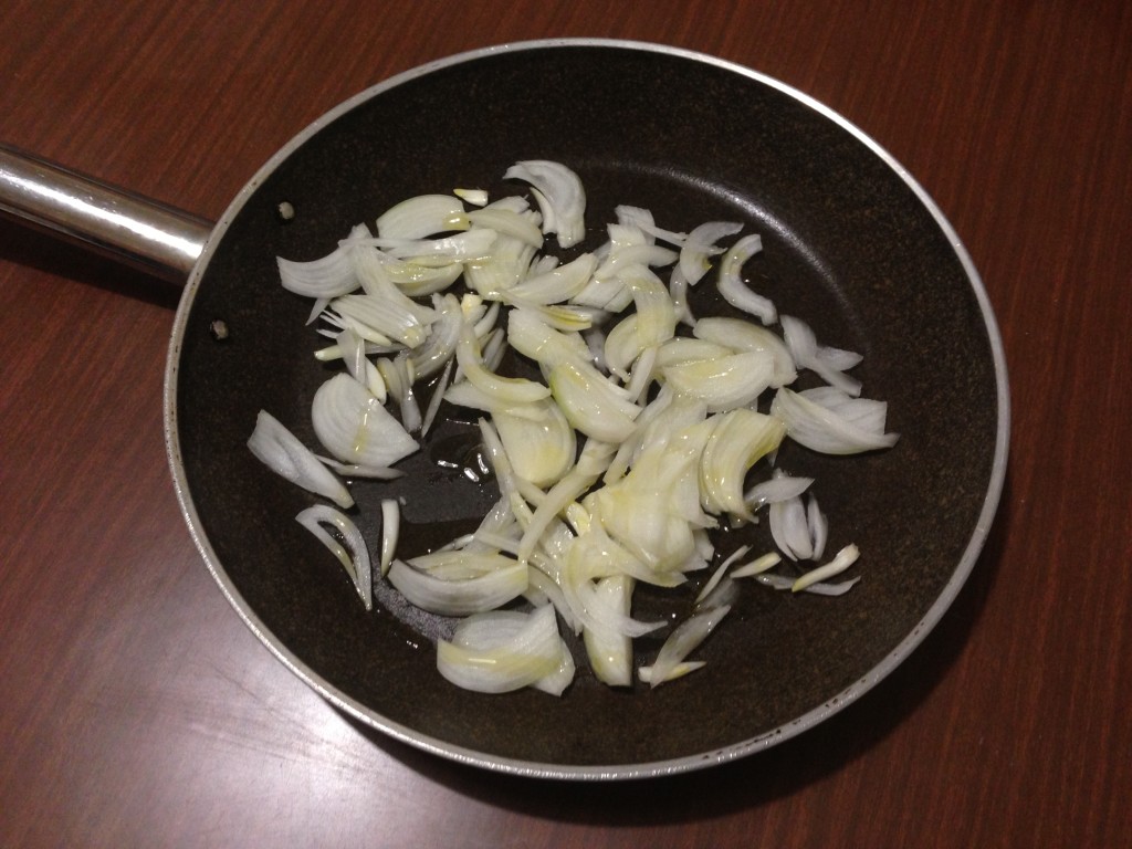 riso al curry con funghi - saltare la cipolla