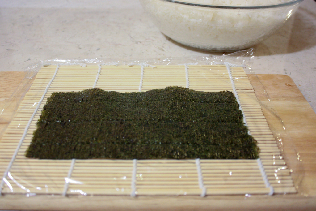 sushi - disporre l'alga nori