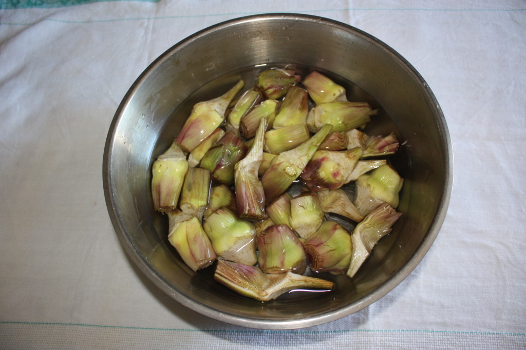 carciofi gratinati con noci - tagliare i carciofi
