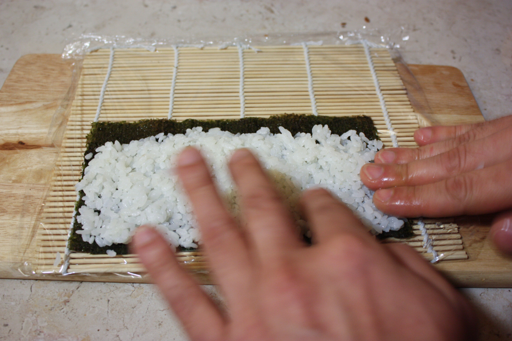 sushi - aggiungere il riso sull'alga